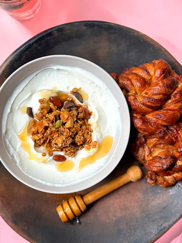 Bowl de yogurt griego con Divina Granola y miel