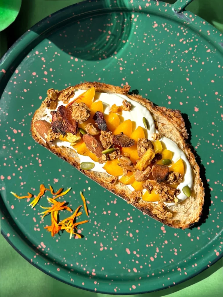 Tostada con queso crema, Divina Granola y fruta
